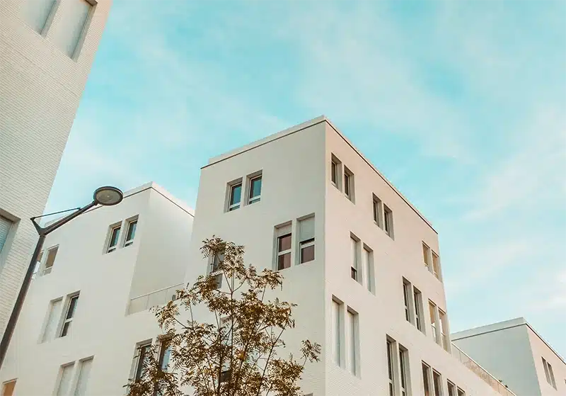 weisses gebaude unter bewolktem himmel 1 copy